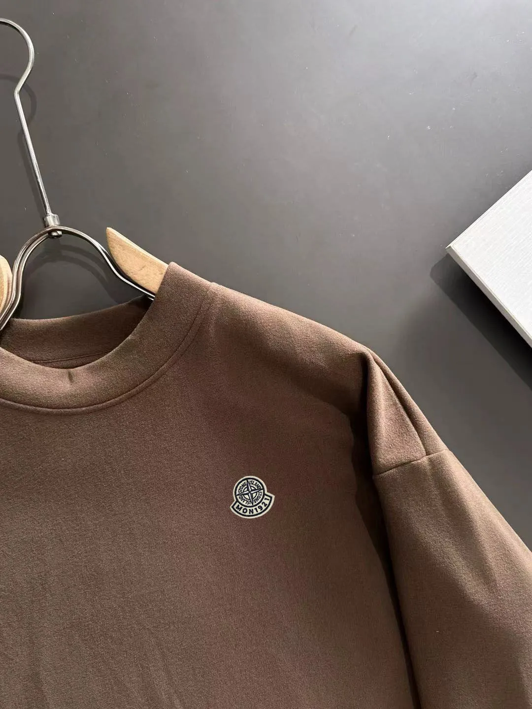 Next day shipment P360 Stone lsland/Stone Island Exclusive launch of 25ss new autumn and winter long sleeves Many celebrities have the same style. Craftsmanship that ordinary small workshops cannot copy. No matter in terms of materials, detail restoration and craftsmanship, we are not afraid of any challenges, just to provide you with wonderful products. Compare the top original versions at will. No expense is spared just to do better. Unique imported fabric feel. Purely imported German machine production. Precision operation and 10,000-needle density. A full set of new accessories with three standards can be customized simultaneously. The upper body is versatile and fashionable. The perfect choice for autumn and winter. A must-have item. Size chart: M to XL (or please state your height and weight when placing an order)